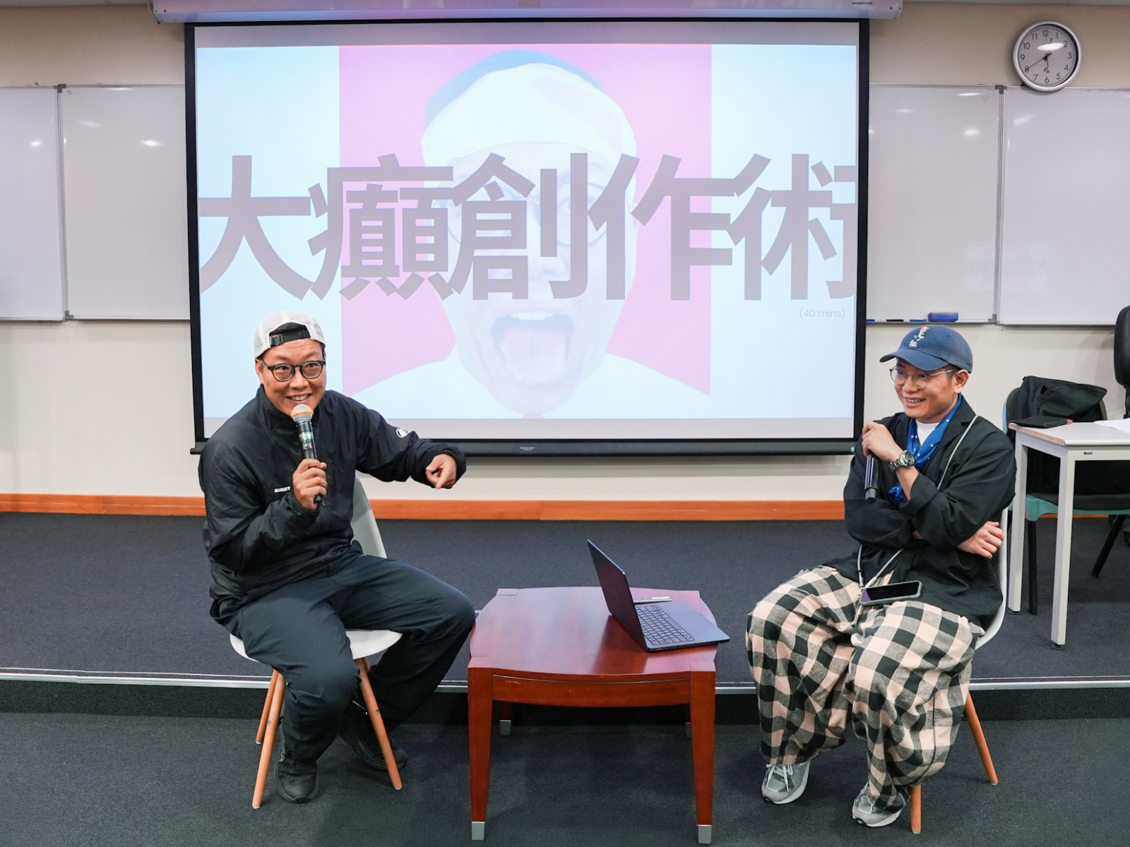 東方昇與浸大國際學院媒體及影視創意寫作同學分享他獨有的「大癲創作術」。