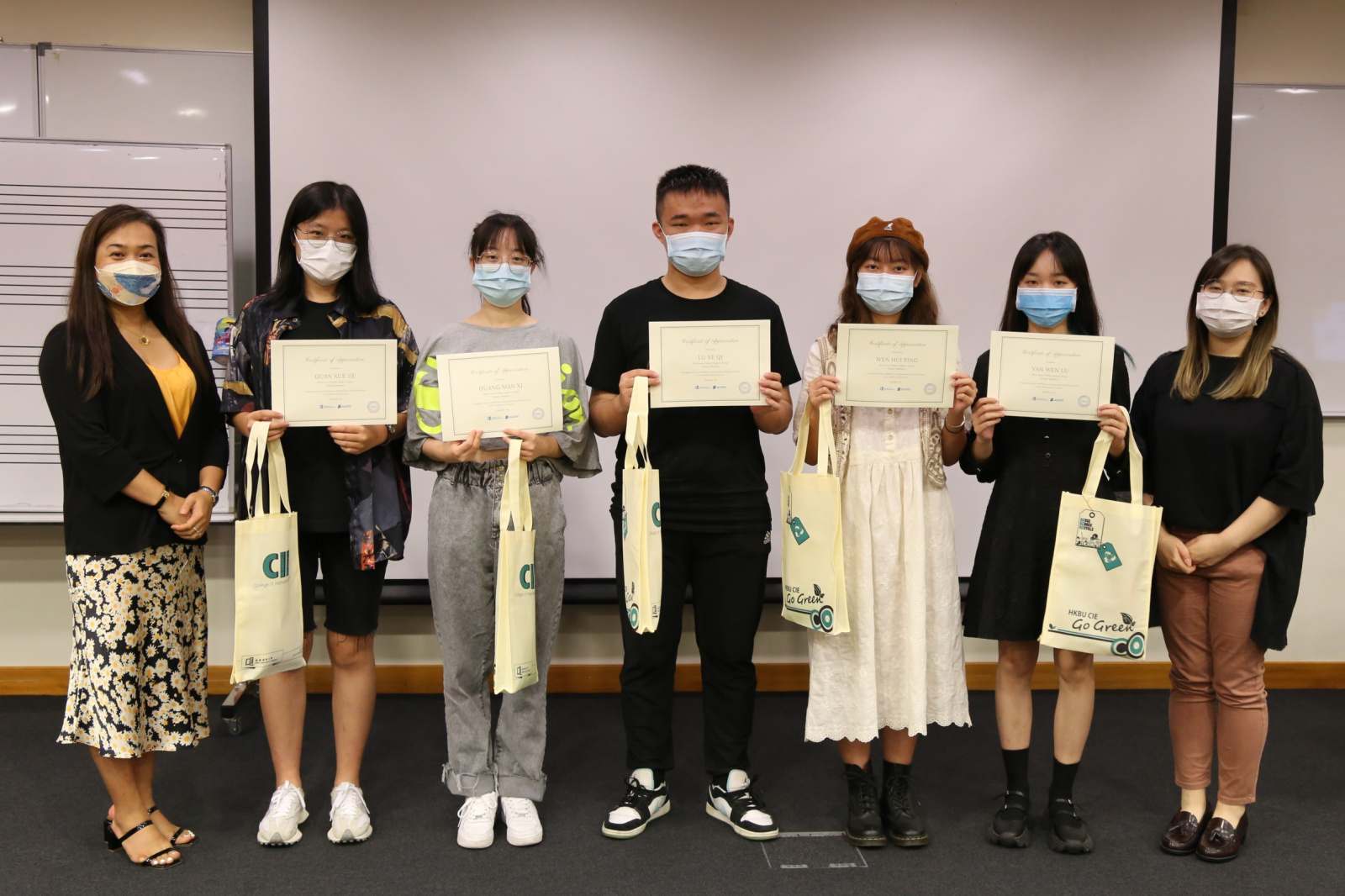 非本地生聯繫小組為去年擔任Buddies的學長學姐頒發證書， 感謝他們過去一年為同學服務。