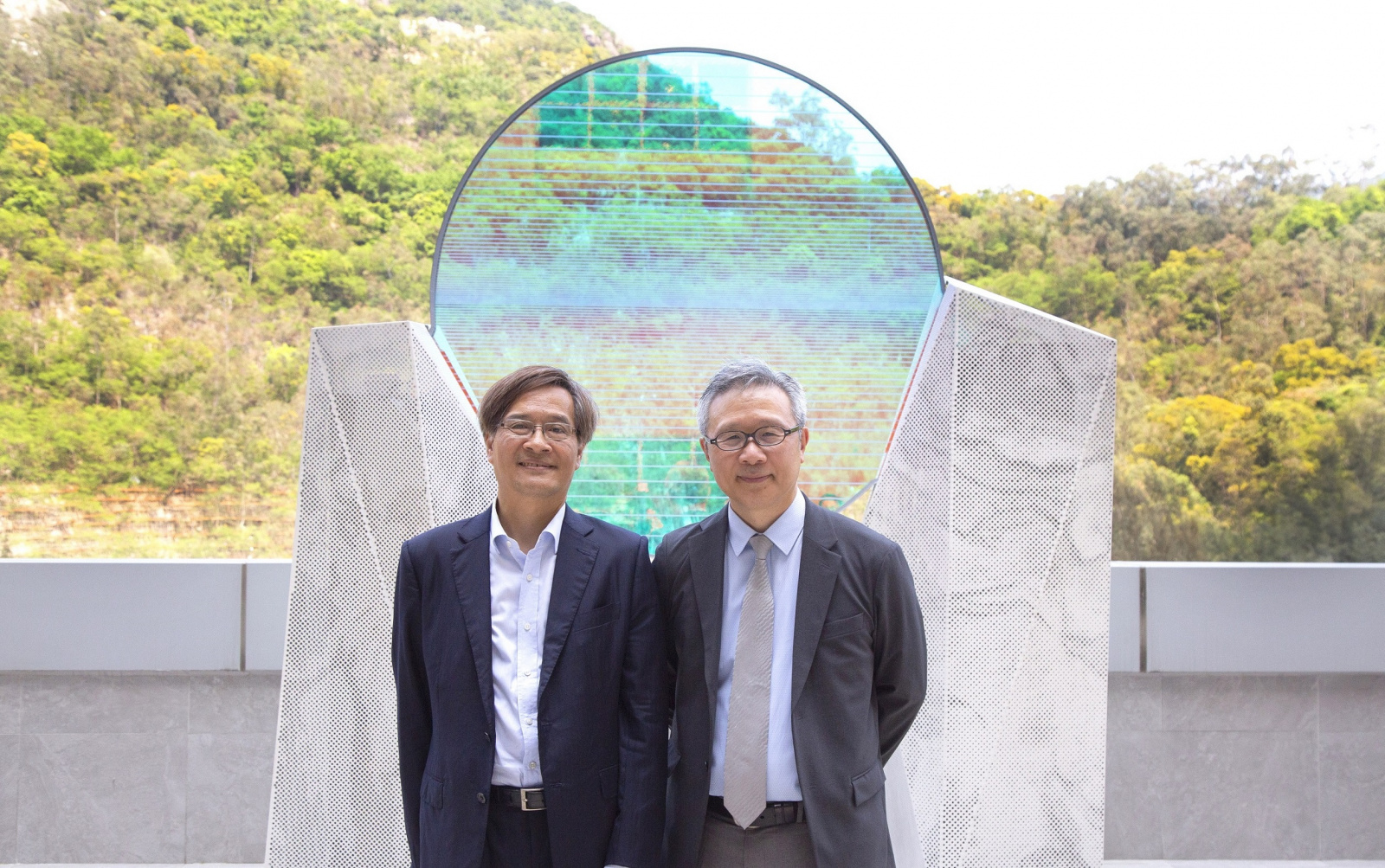 持續教育學院院長暨國際學院署理總監鍾志杰教授（右）與郭鍾寶芬慈善基金代表郭家聲院士（左）。