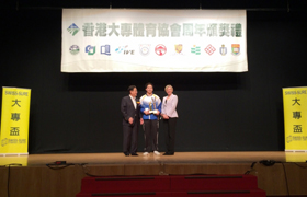 Derick Ng (centre) wins the Sportsman of the Year Award.