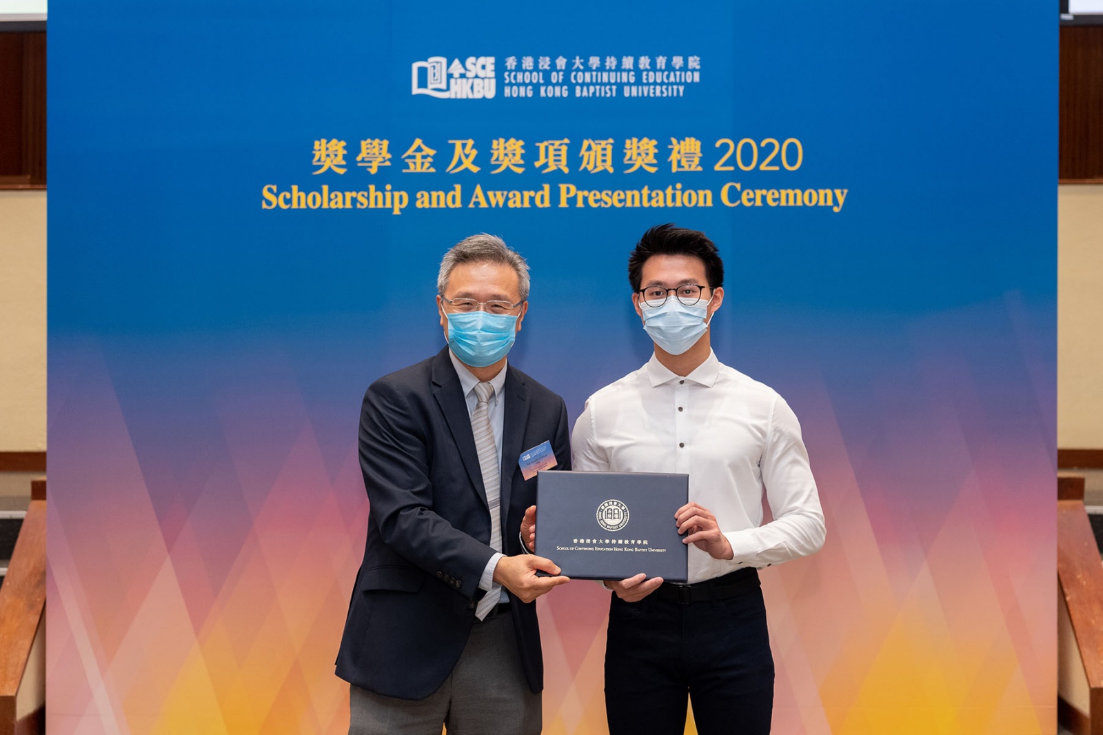 浸大持續教育學院院長鍾志杰教授（左）勉勵同學繼續努力，積極學習。