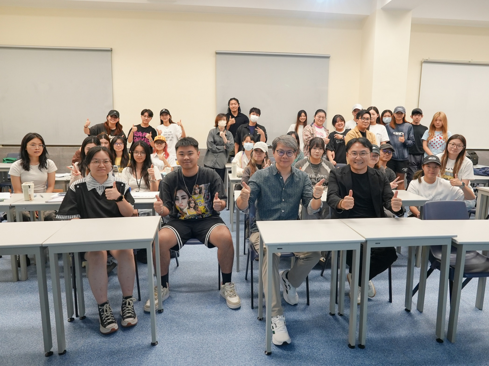 香港資深編劇朱鏡祺先生（第一行右二）及BCW課程總監林震宇先生（第一行右一），與同學一起交流中港合拍網劇的現況與發展。