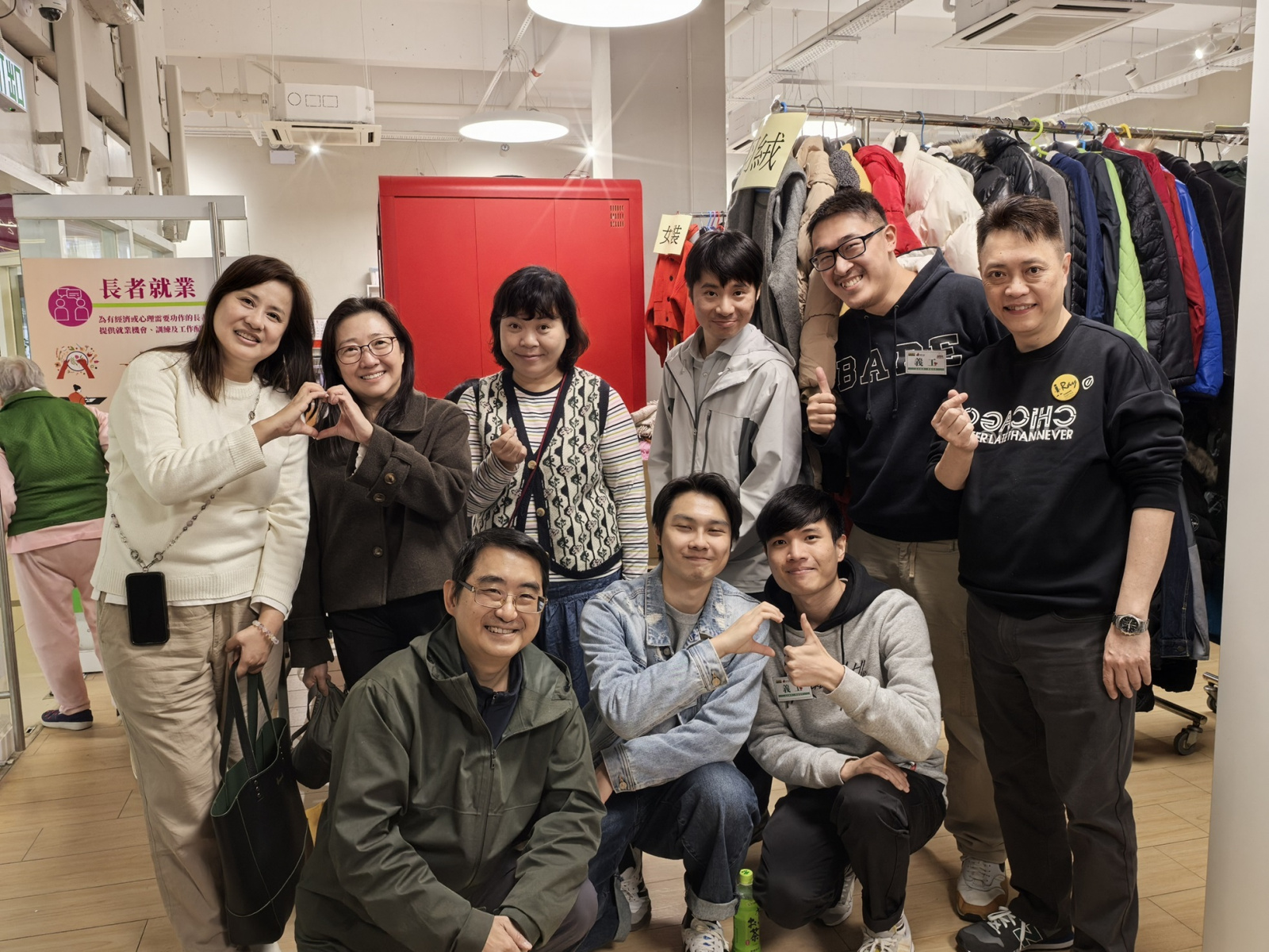 浸大國際學院同學及持續教育學院護理學學士課程的同學幾年來熱心參與銀杏館舉辦的「寒衣轉贈送暖行動」。