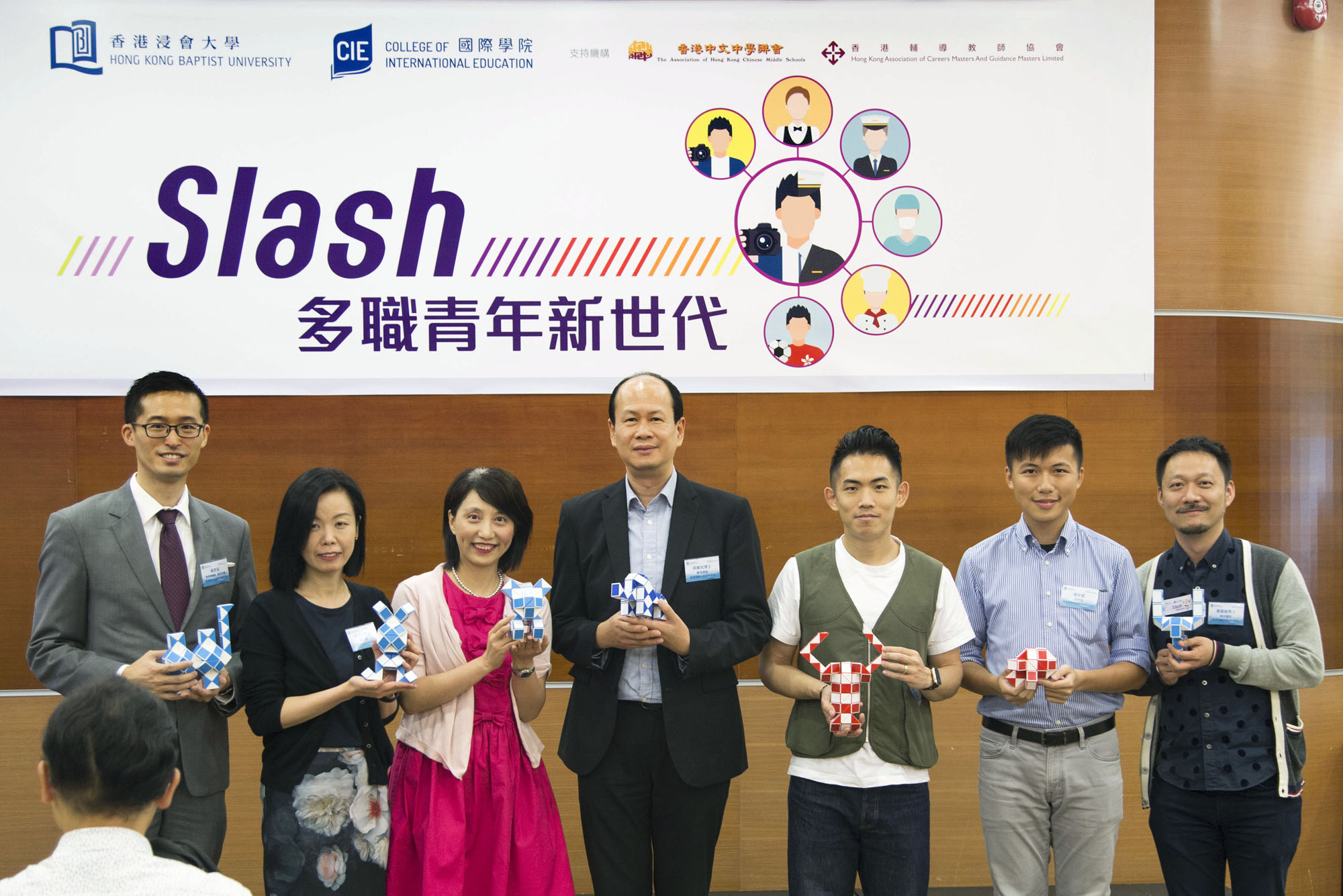 （左起）香港青年協會青年創研庫「教育與創新」組別召集人黃家裕先生、香港輔導教師協會副主席何玉芬博士、香港中文中學聯會副主席邱潔瑩校長、香港浸會大學國際學院署理總監梁萬如博士、香港浸會大學國際學院校友張適之先生、香港青年協會青年研究中心研究員施丰凱先生及香港浸會大學國際學院高級講師鄭嘉麟博士。