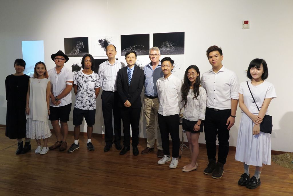 浸大視覺藝術院總監Prof. John Aiken（右五）、浸大國際學院總監劉信信博士（中）、副總監梁萬如博士（左五）祝賀同學畢業展覽圓滿成功。