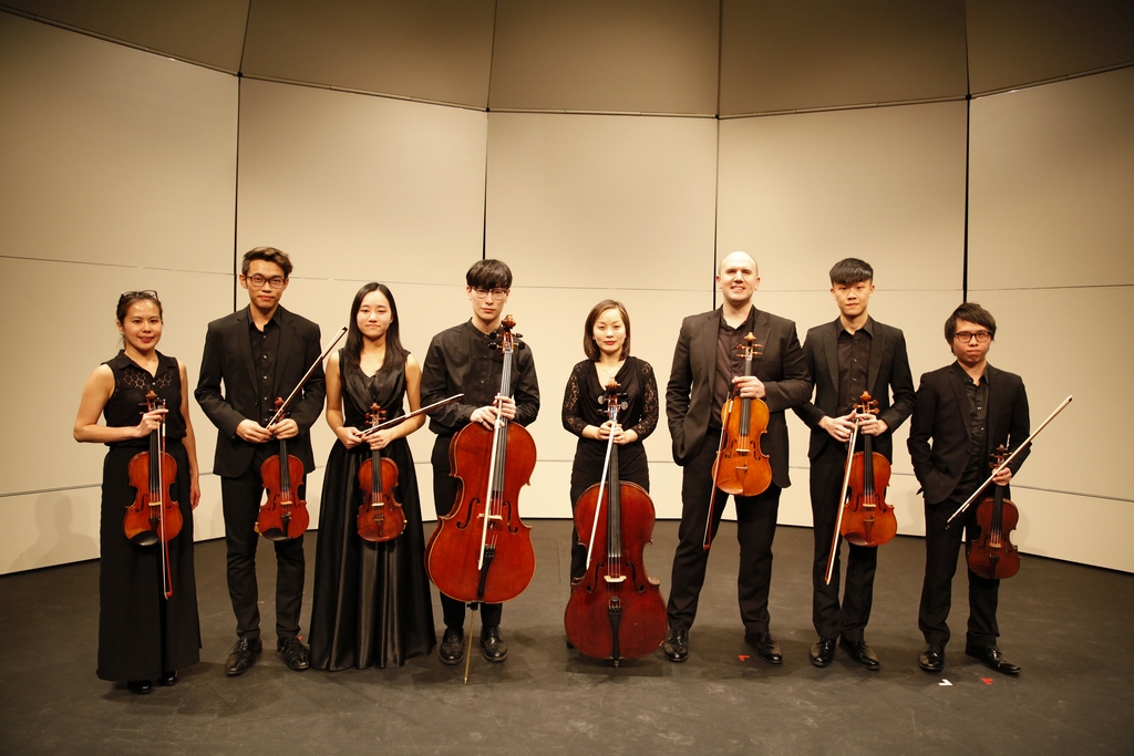 客席演奏家兼講師張文蕊（左一）、Felix Ungar（右三）、Song Tae Mi （右四）與副學士同學合演弦樂八重奏。