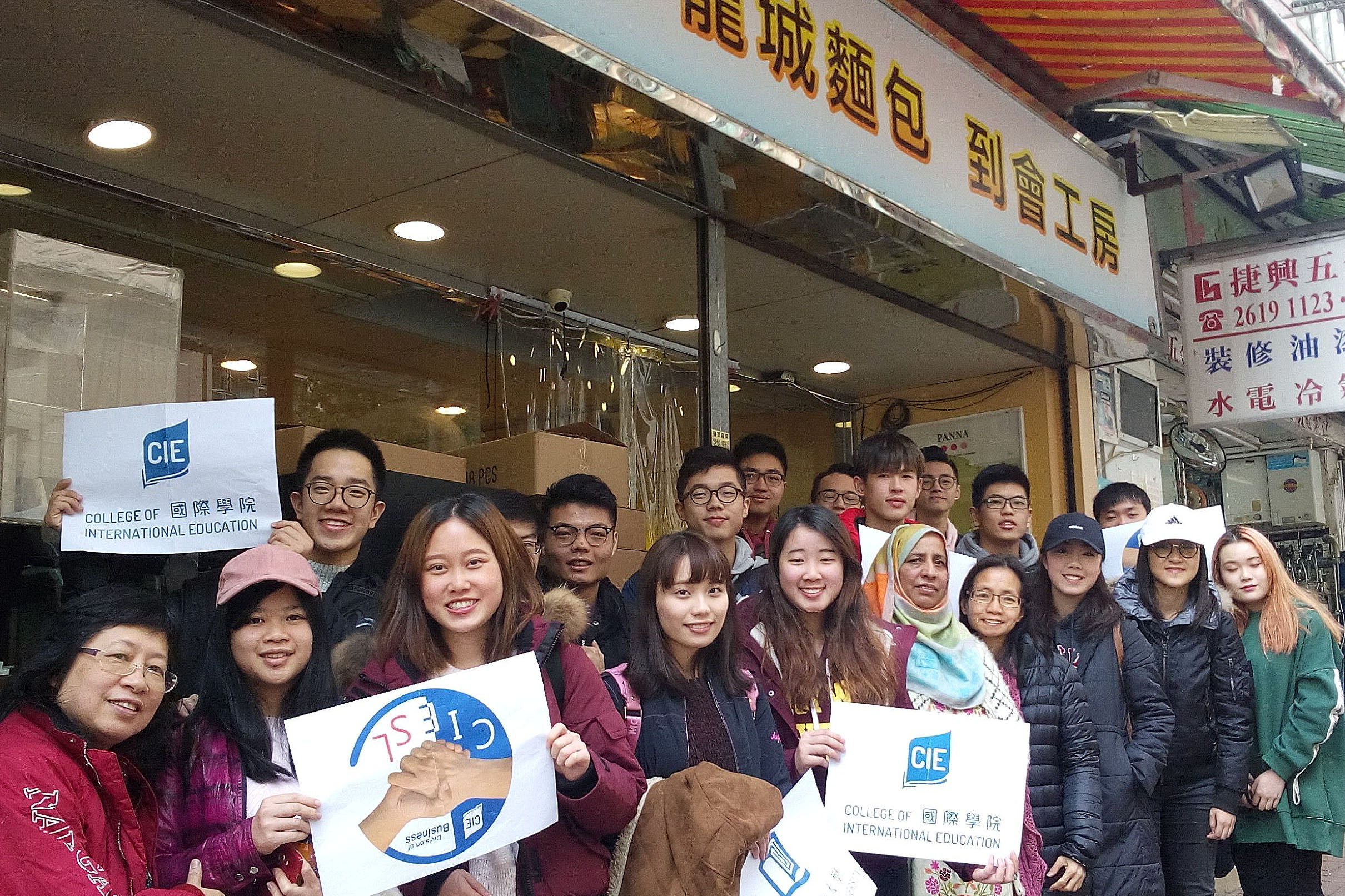 「龍城麵包工房」創辦人嚴紅玉女士(前排左一)為同學講解創立社企背後的理念，希望多幫助少數族裔婦女。