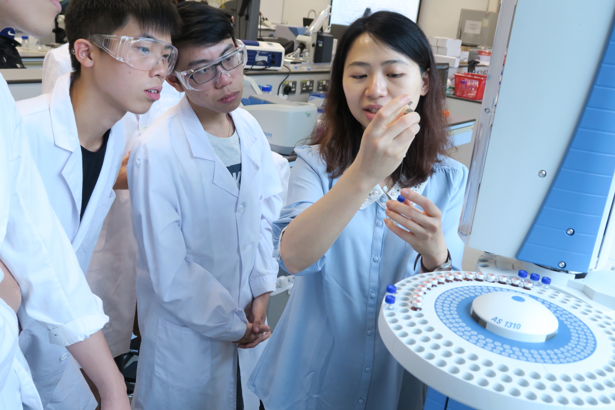 Ms. Patty Yeung, Assistant Manager of Food and Pharmaceutical Division of CMA Testing and Certification Laboratories demonstrates how to use GCMS instrument.