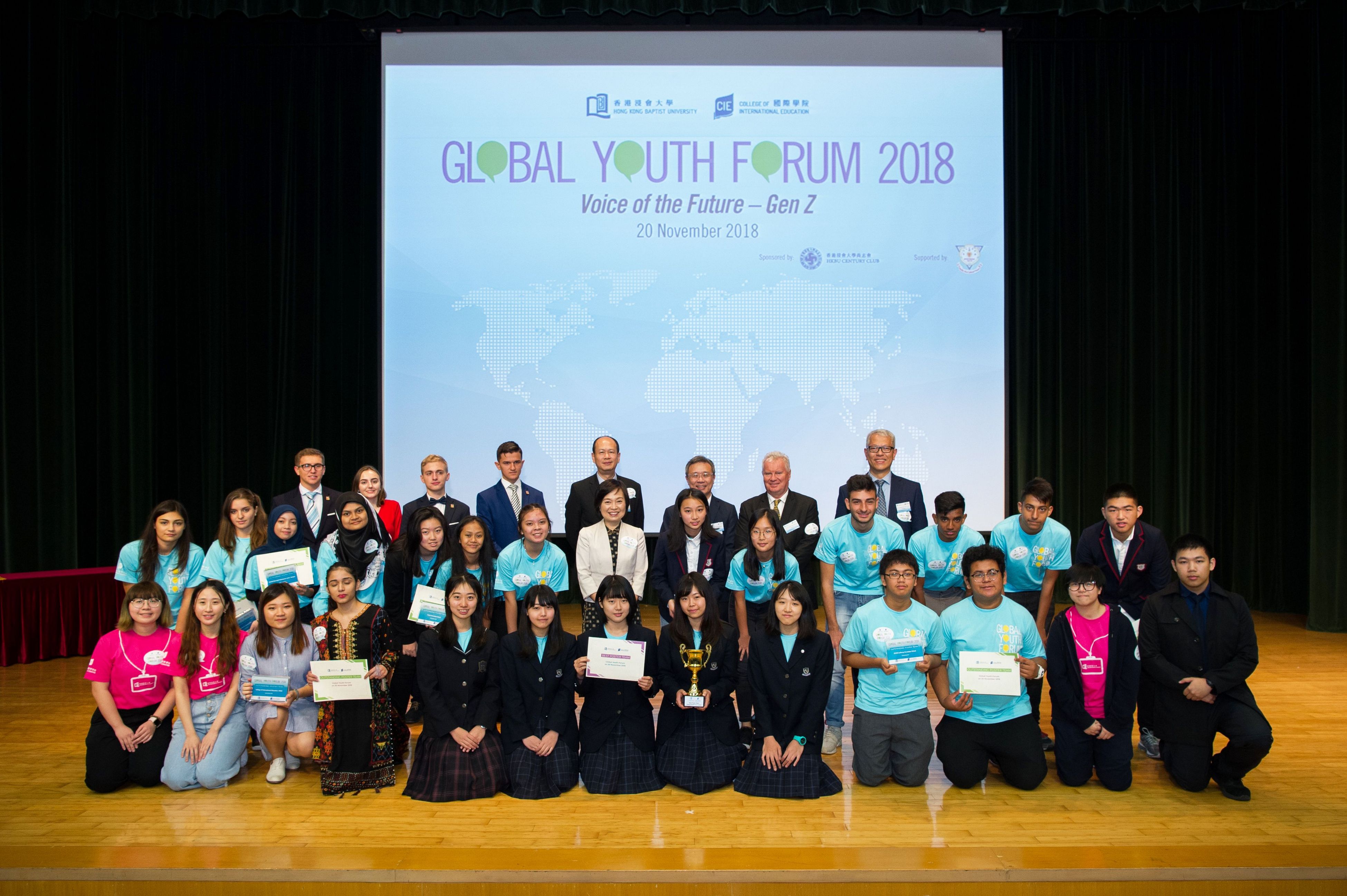 Officiating guests presented awards to the seven outstanding poster teams and the best poster team which were voted by the audience at the Poster Forum.