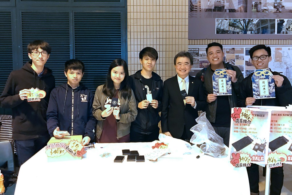 CIE團隊「Yours Sincerely」，設計了創意名片盒，方便使用者攜帶自己的名片，建立人脈網絡，更喜獲錢大康校長親臨現場鼓勵及支持。