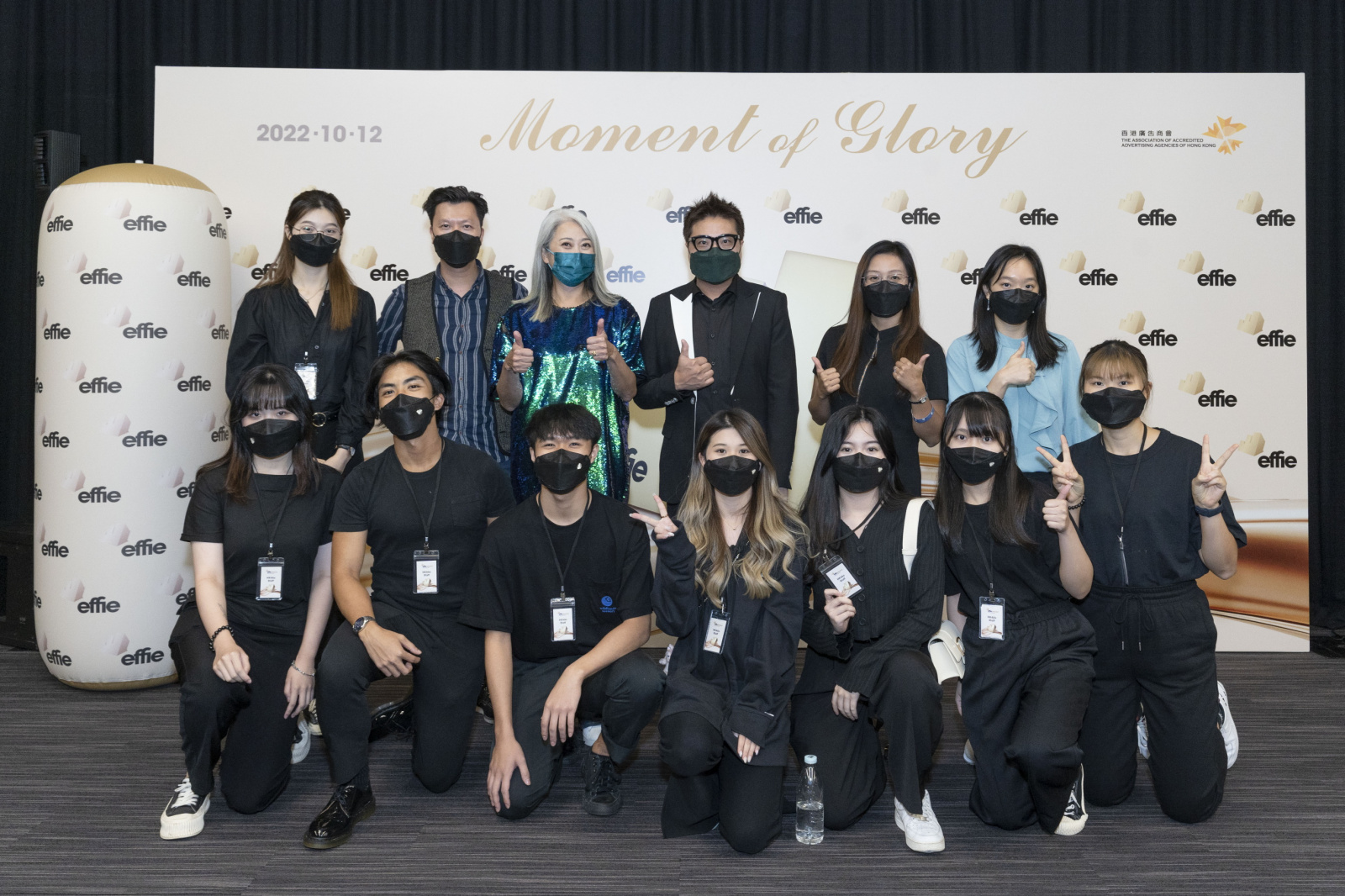 香港廣告商會（HK4As）主席、盛世廣告（Saatchi & Saatchi）集團董事總經理招迪強先生 (後排左四) 及香港廣告商會（HK4As）執行總監朱俊美女士 (後排左三) 與傳理學部師生合照。