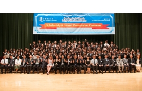 Group photo of the honourable guests and awardees after the ceremony.