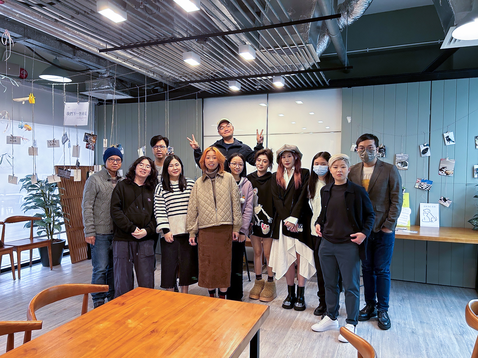 傳理學部老師與參展同學共同留影，為展覽揭開序幕。