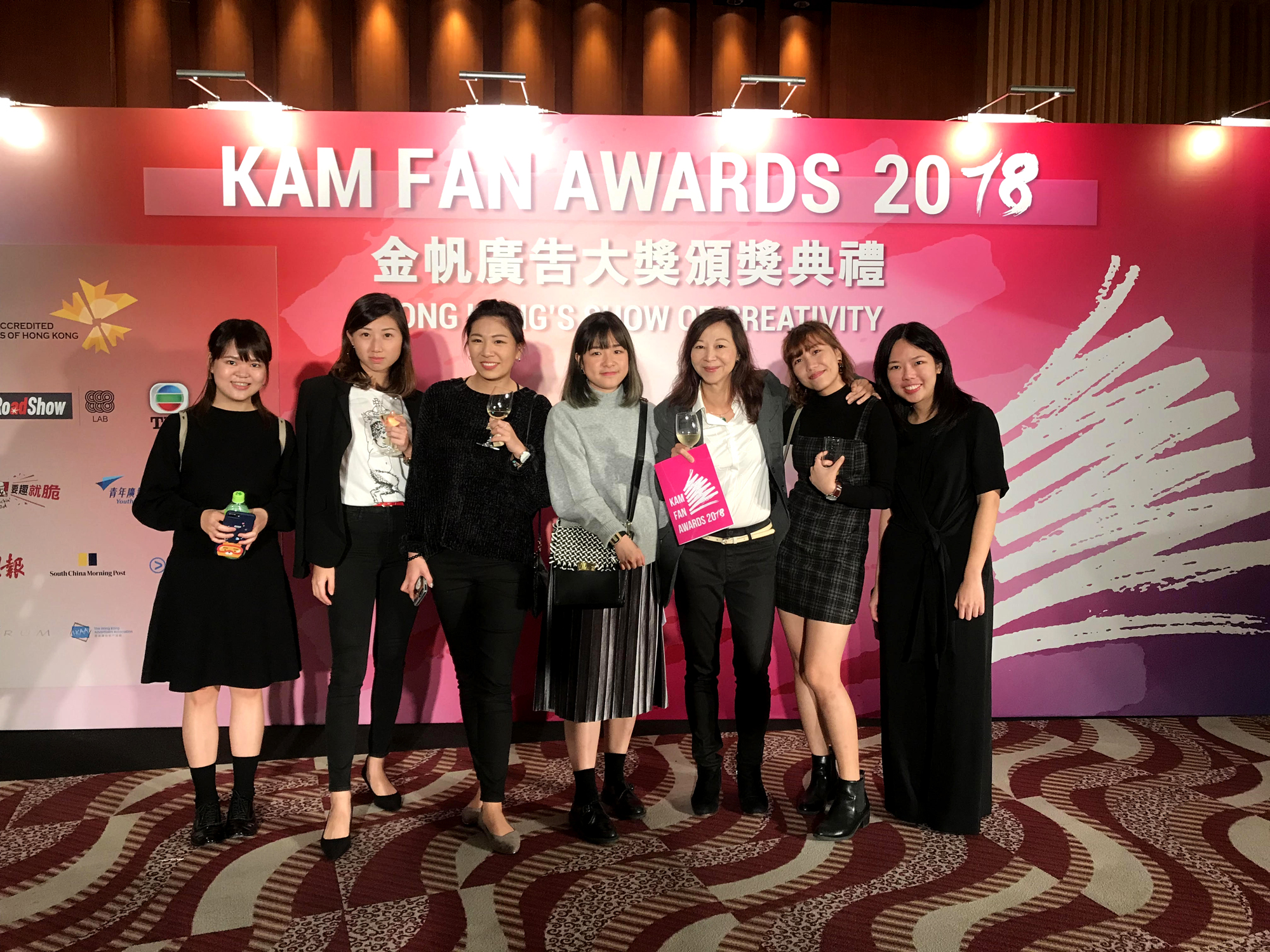 Dr Maggie Fung (third from right), Programme Director of the Integrated Communication Management programme, congratulates the awardees.