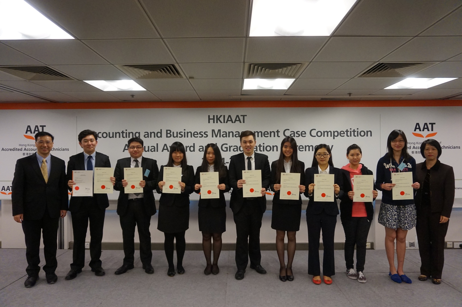Dr. Gordon Wong (far left) and Dr. Elsa Wong (far right) and student awardees sharing the joy of winning the awards at the prize presentation ceremony.