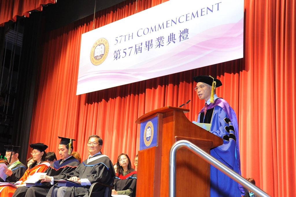 浸大持續教育學院院長蘇偉文教授向副學士畢業同學致辭，祝願一眾同學前程錦繡。