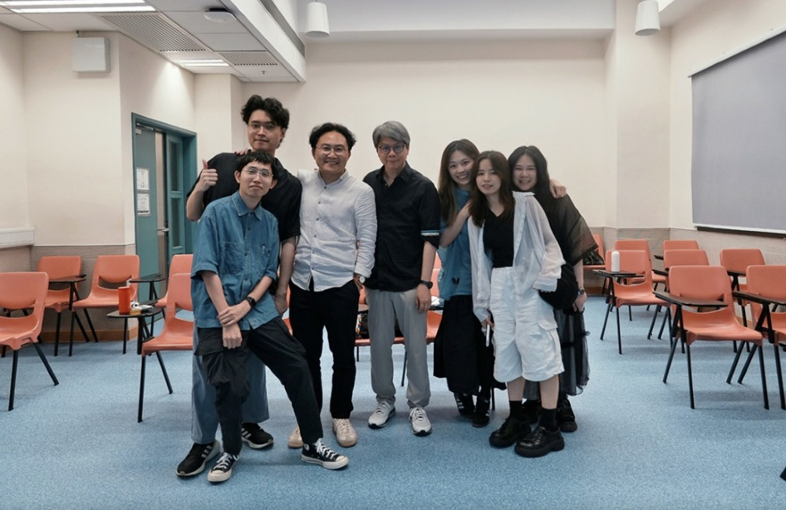 BCW劇本獎設立金、銀、銅獎，表彰最出色的創作。課程每年特別邀請香港影視界重量級人物擔任校外評審，圖為課程總監林震宇（左三）、評審朱鏡祺先生（左四前）和同學合照。