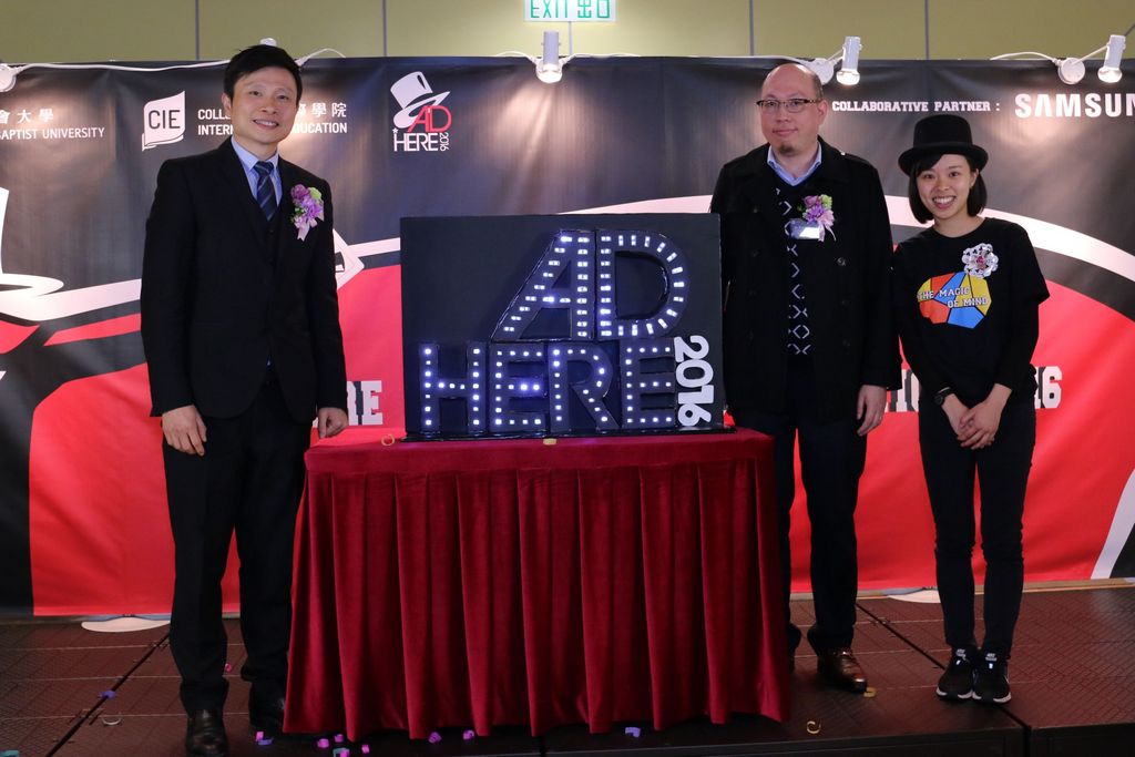 （左起）香港浸會大學國際學院總監劉信信博士、三星香港電子有限公司業務副總監潘俊康先生與比賽籌委學生代表楊詠雯同學主持「AD HERE 廣告大賽 2016」開幕儀式。