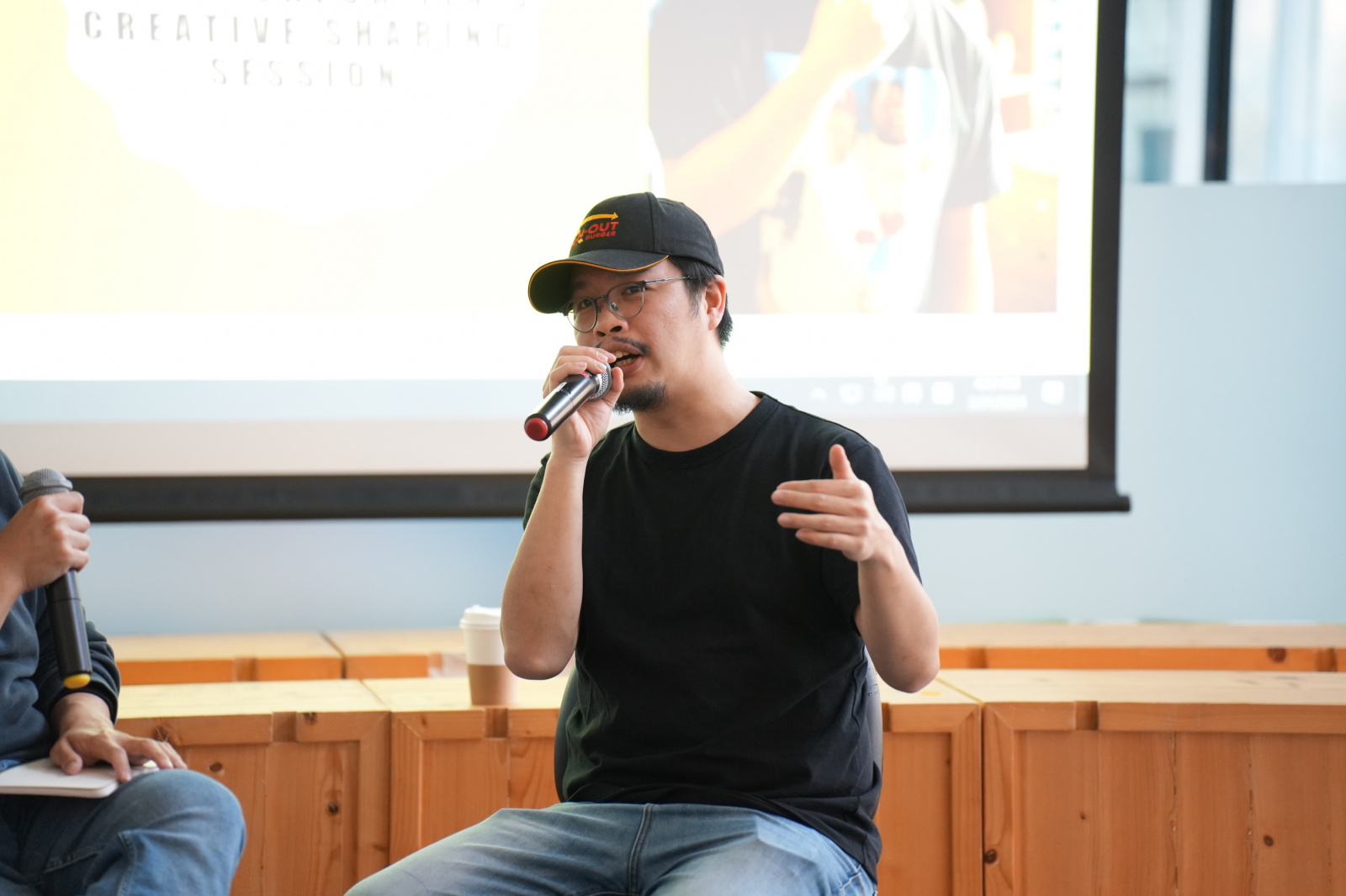 校友兼導演何爵天先生由學生時期的畢業作品《不義》談到電影《正義迴廊》和《死屍死時四十四》，與同學分享電影創作的心路歷程。