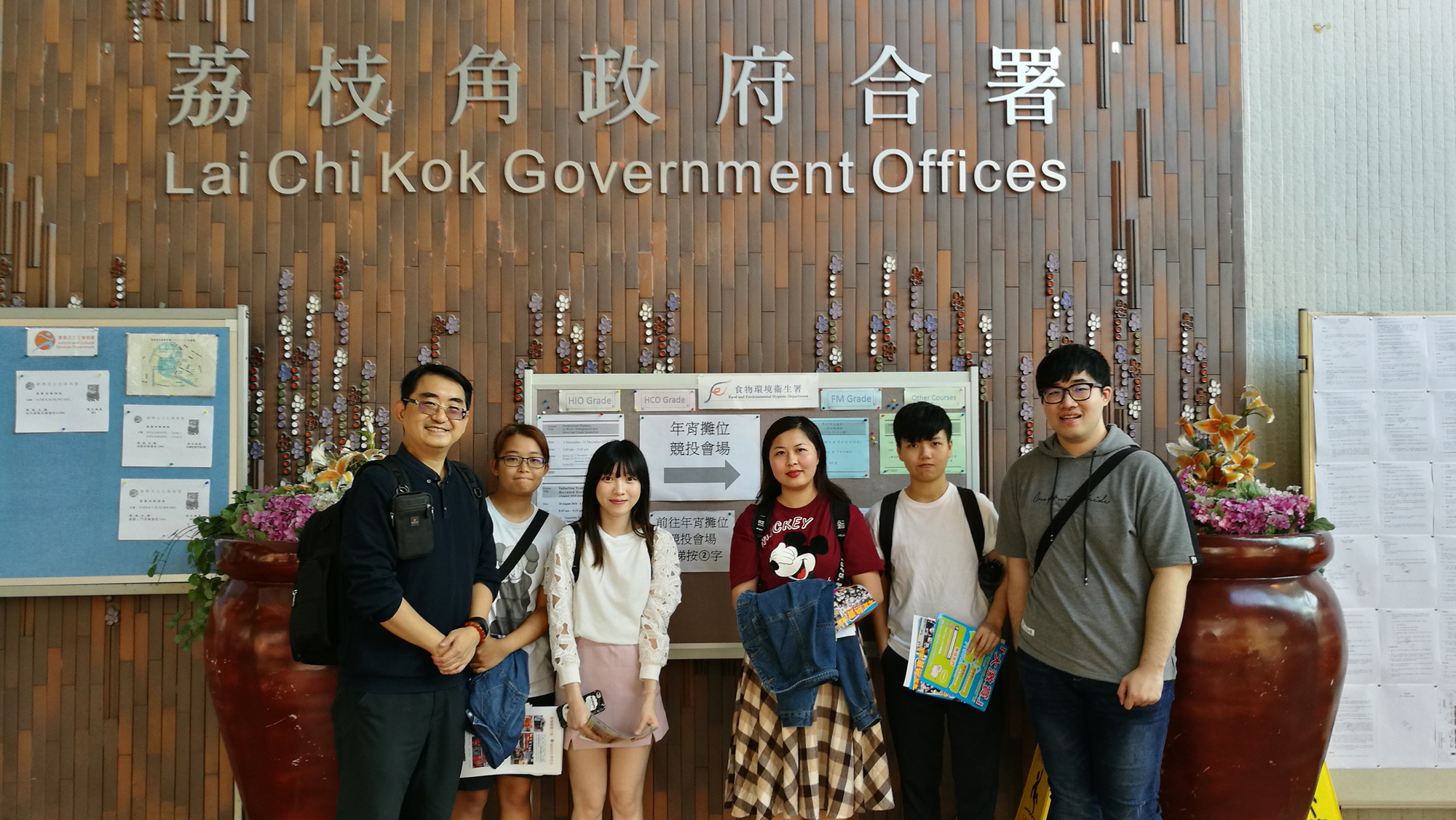 同學參與農曆年宵市場攤位競投學習瞬時冷靜分析，看準時機出價，將經營成本控制在合理水平。