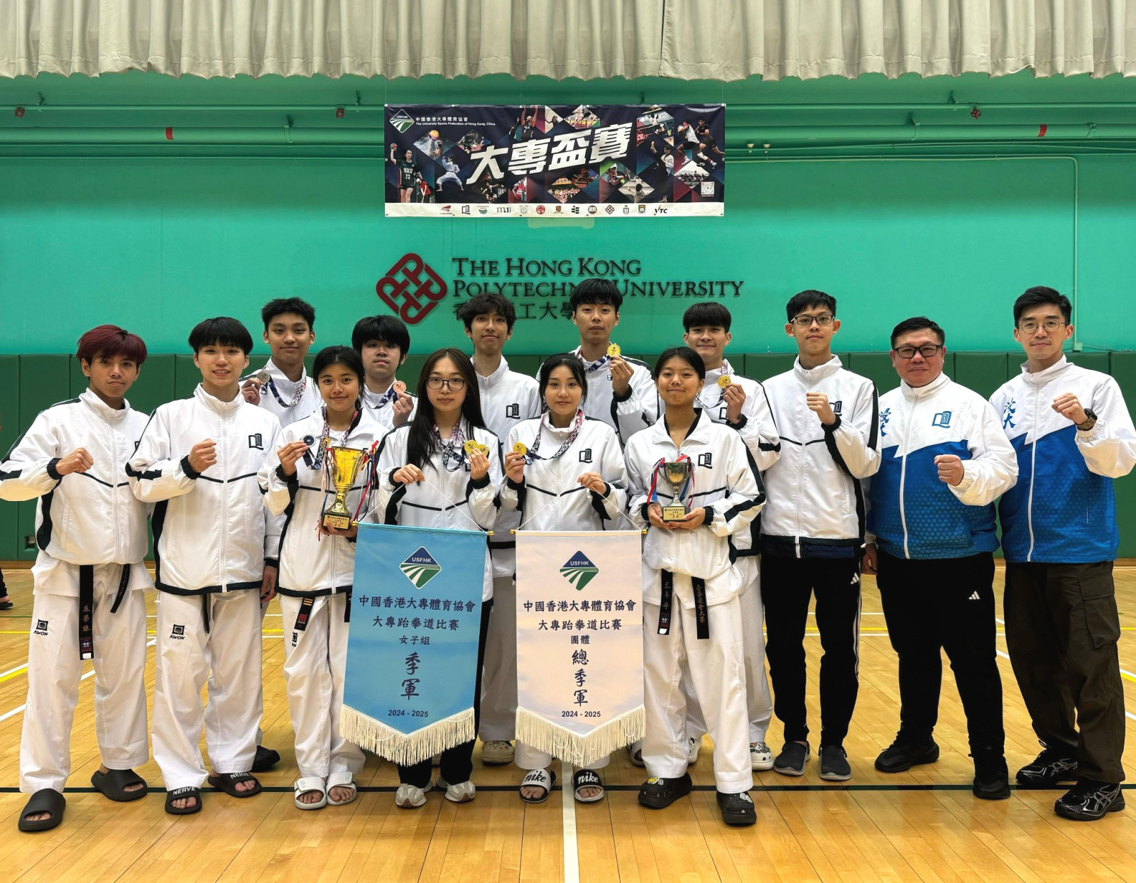 The HKBU team ranked third in overall results and in Women’s category in USFHK Taekwondo Competition, including CIE students Lee Tsz Ching (4th from the left, front row), Tung Yui Hang (1st from the left, back row), Chan Cheuk Tung (3rd from the left, front row) and Lee Cheuk Ting (1st from the right, front row).