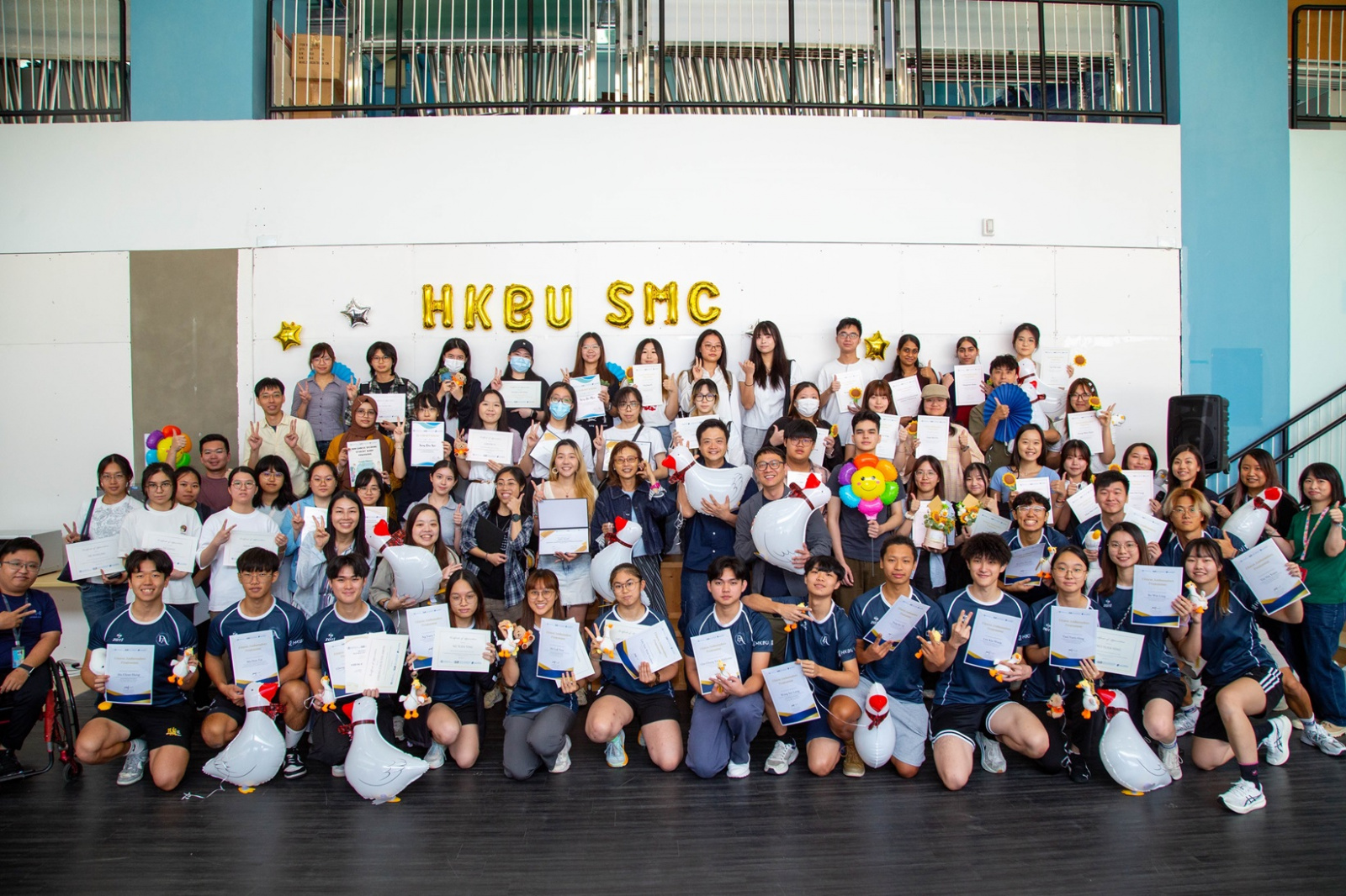 SDC頒發證書予近百位同學，表揚他們於過去一年積極參與各項文化、藝術及領袖訓練活動，展現非凡領袖潛能。