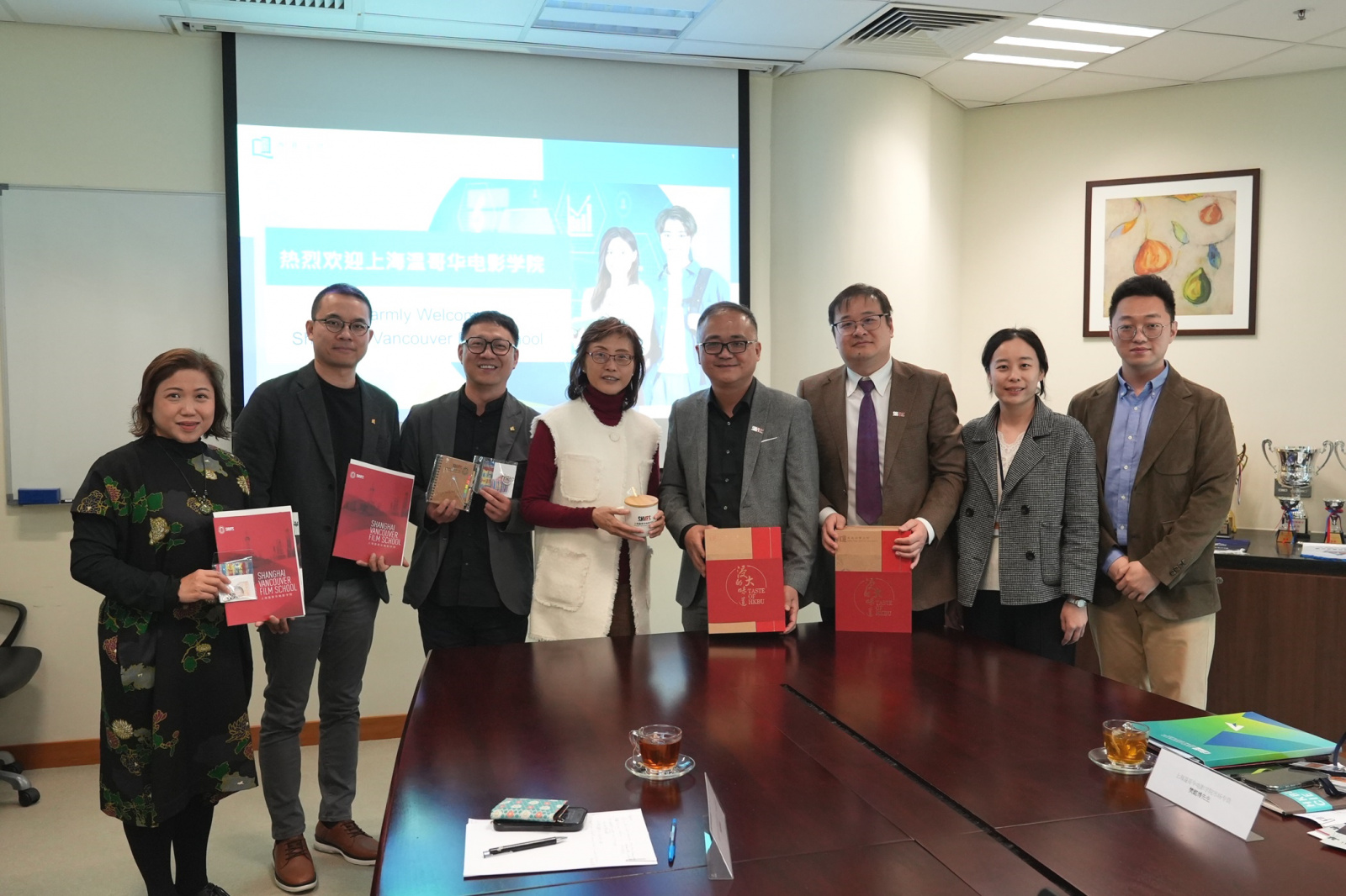 香港浸會大學持續教育學院副院長暨國際學院署理總監李南玉博士（左四）致送紀念品予上海温哥華電影學院程波院長（右四）、陳曉達副院長（右三）及學院代表。