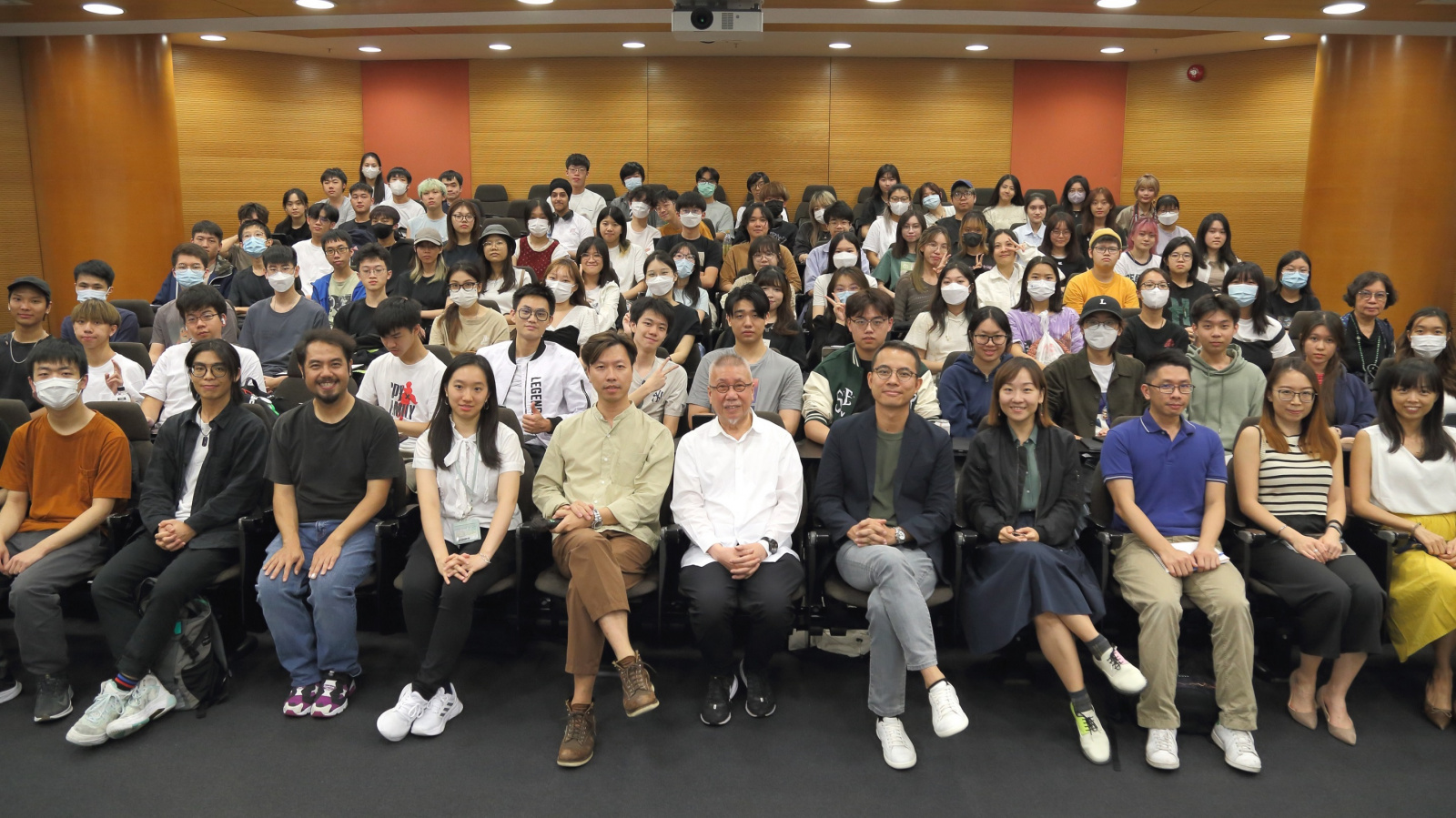 傳理學部有幸邀請本地設計大師靳埭強博士親臨校園分享，主題是「設計與藝術的融合」。