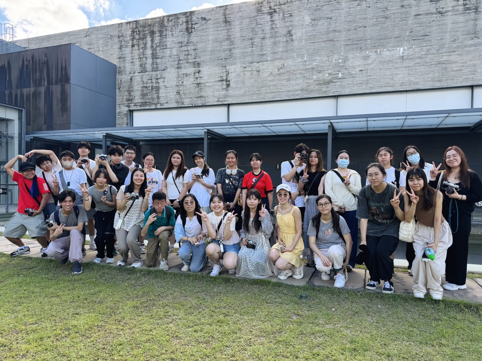 國際學院的同學一邊學習菲林攝影，一邊走進社區實地拍攝。