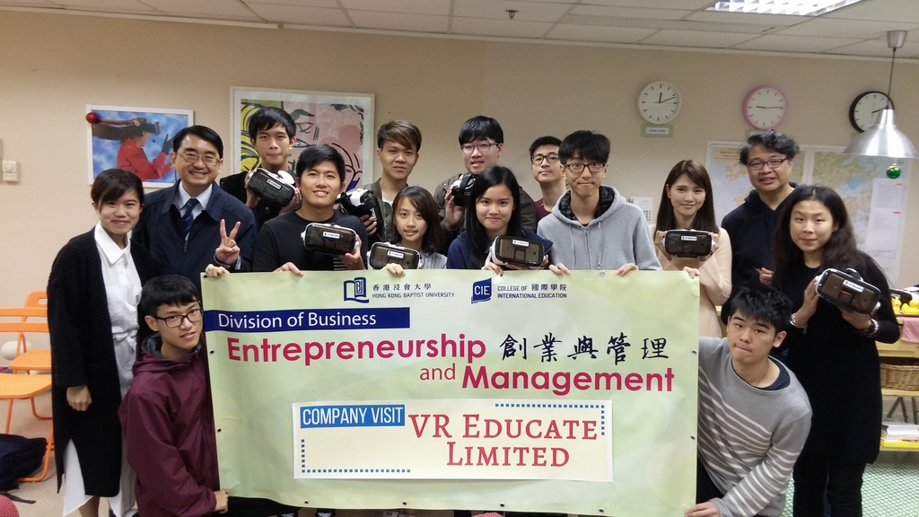 黃岳永會長（後排右一）向同學介紹Virtual Reality將會成為很多行業的發展方向。他認為讓年青人在學校親身體驗VR技術的實用性，勝過在教科書上用千言萬語解釋創新科技的意義。