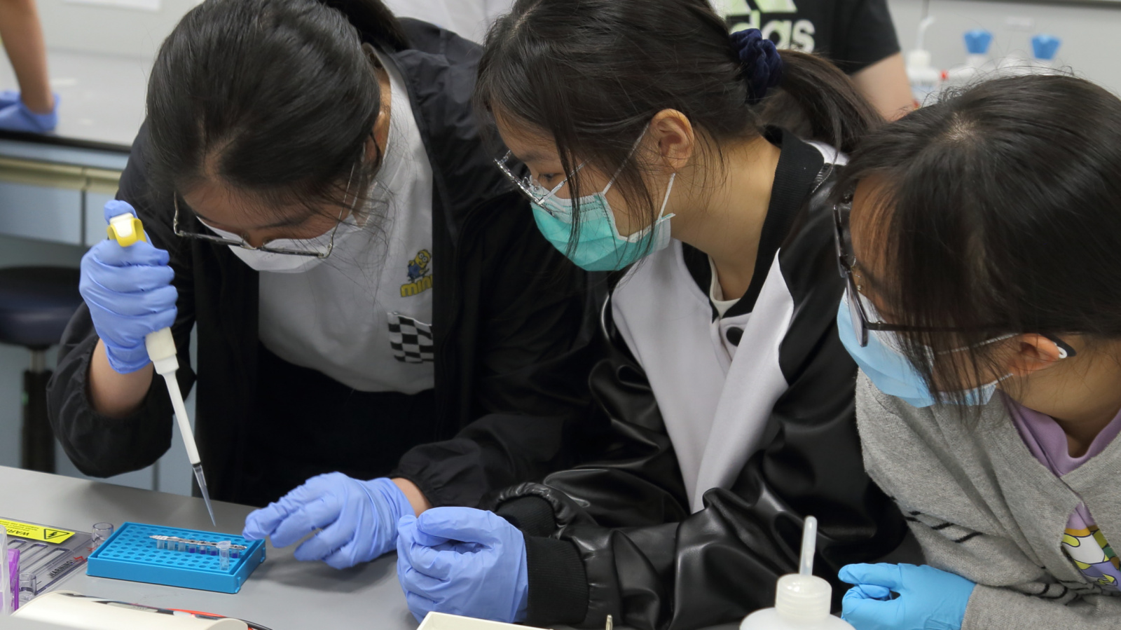 同學走進實驗室，從「應用科學學部」工作坊中學習基因編碼系統。