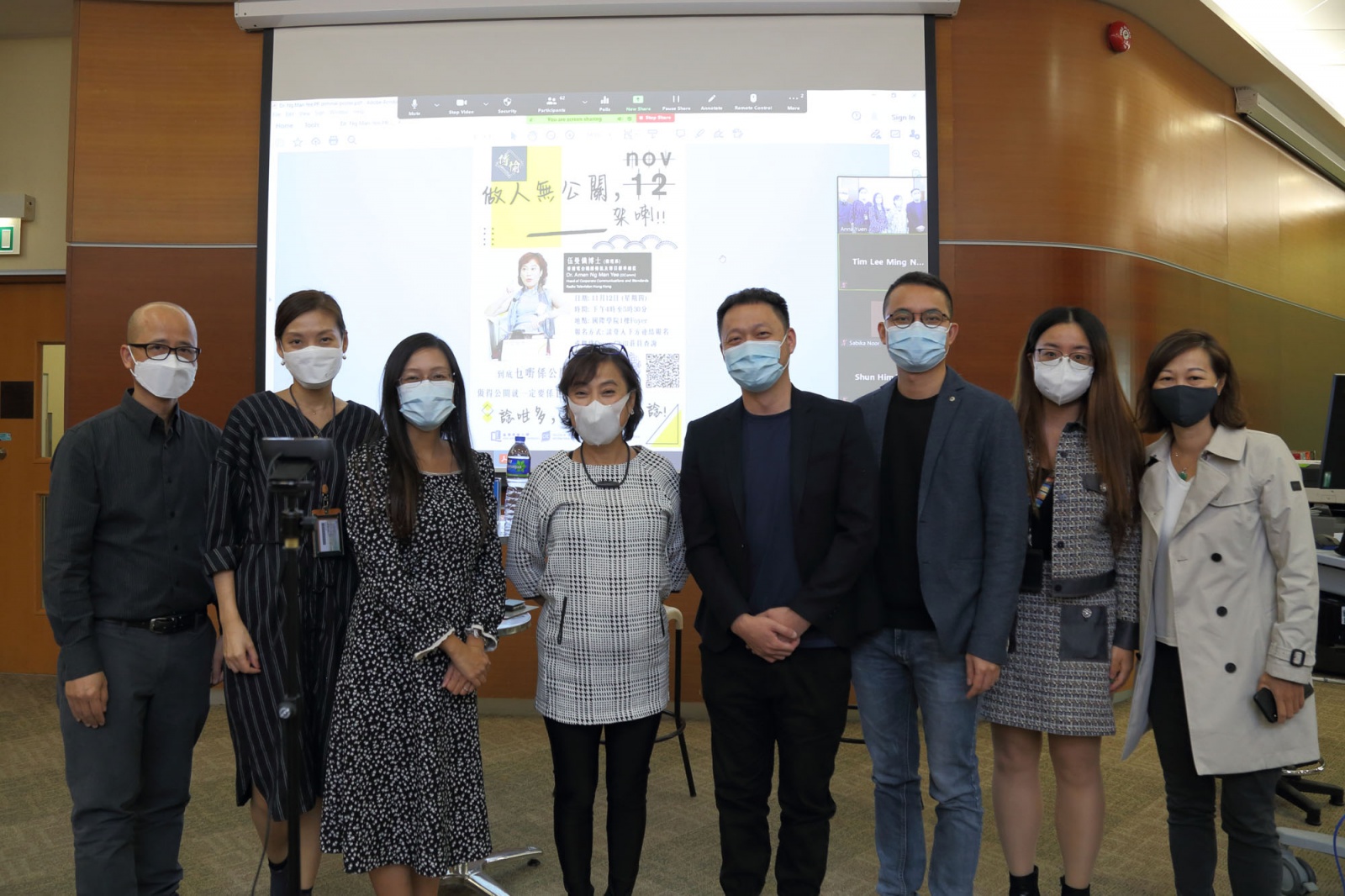 傳理學部講師與前香港電台機構傳訊及節目標準總監伍曼儀博士（左四）合照。