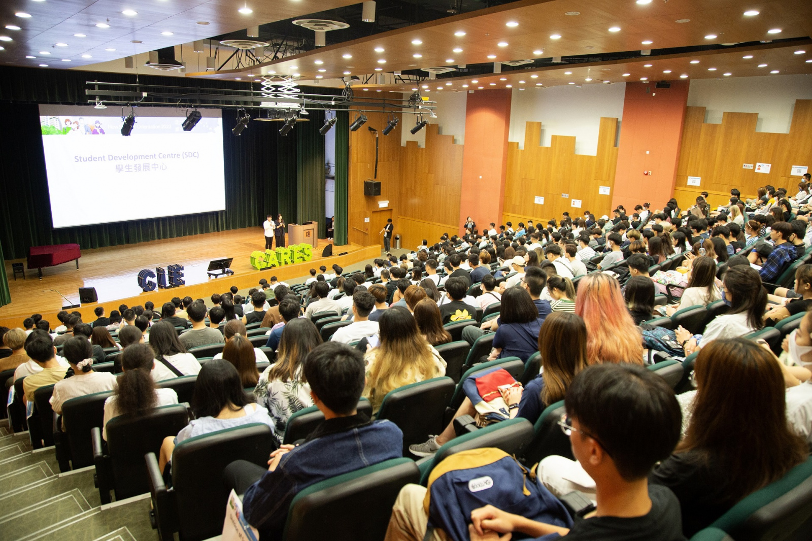 國際學院於八月底舉辦一連串迎新活動，歡迎超過1,800名副學士及自資學士新生。浸大學生事務處的代表、一眾學院副總監聯同學部老師及學院職員出席支持，並向他們介紹各項資訊，鼓勵同學積極拓展大專生活。