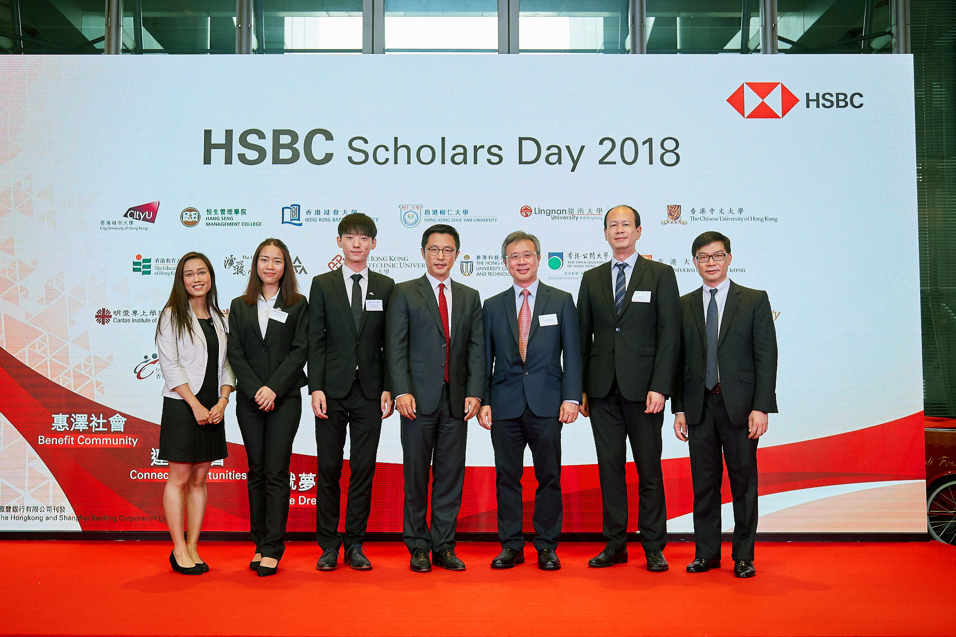 滙豐亞太區企業可持續發展總監張惠峰先生(中)、浸大持續教育學院院長鍾志杰教授(右三)、國際學院署理總監梁萬如博士(右二)及學院講師和得獎同學合照。