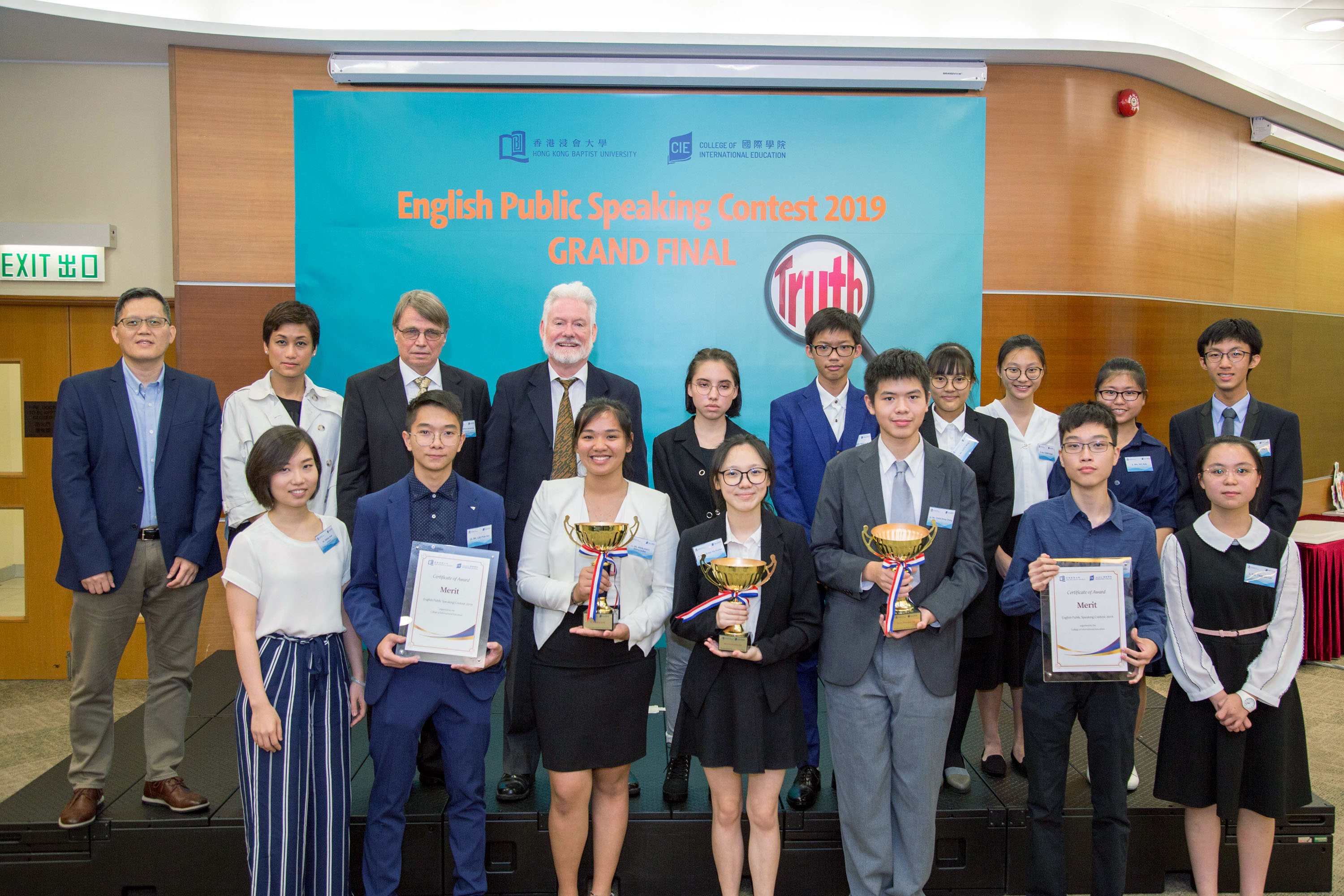 Judges of the Grand Final Dr. Matthew DeCoursey (third from left, 2nd row), Mr. Kevin Forde (fourth from left, 2nd row), Dr. Sidney Chan (first from left, 1st row) and the 12 finalists.