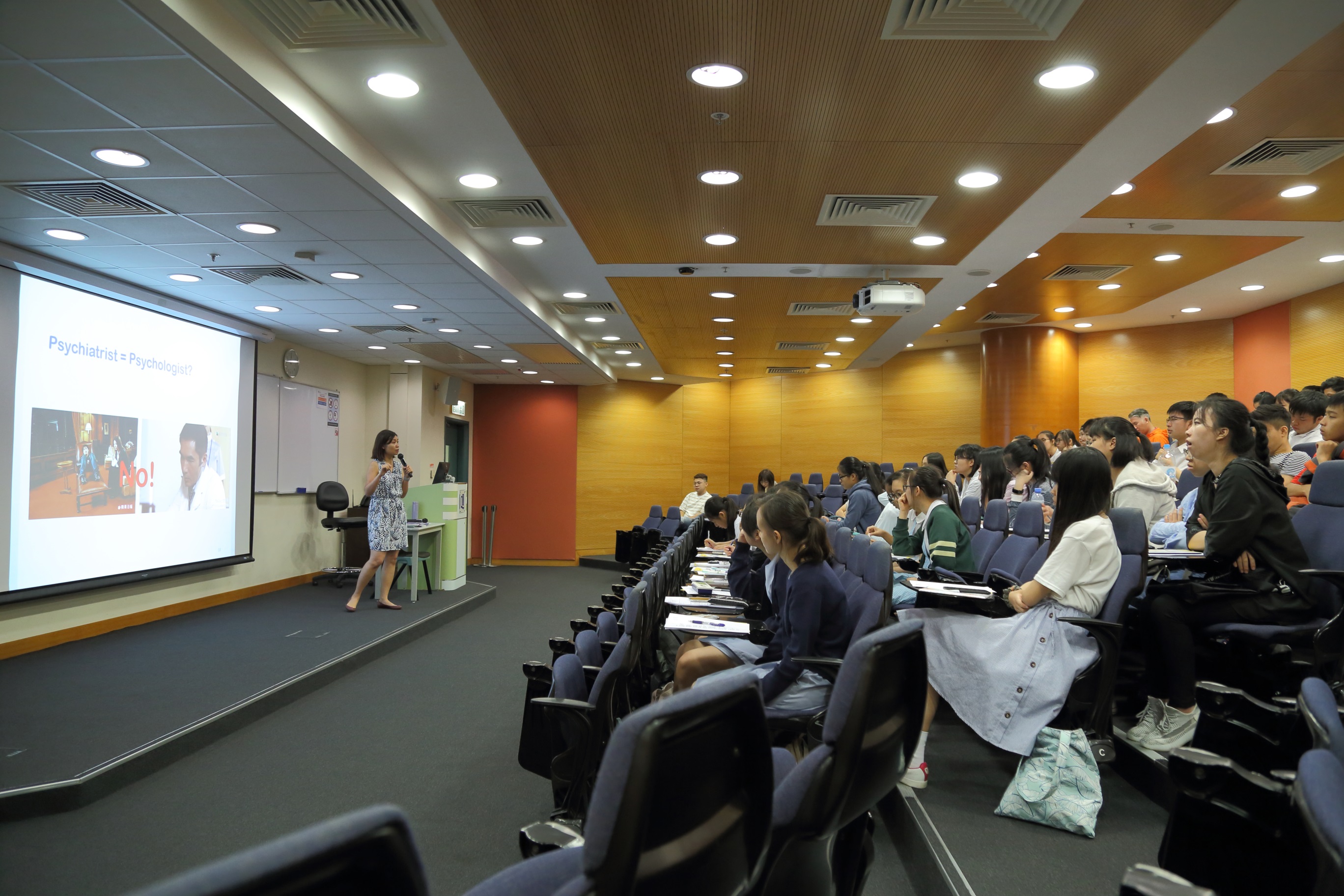 國際學院於7月初為中學生舉辦暑期計畫系列，計畫包括「暑期大學堂」工作坊和「升．職．前途」講座。