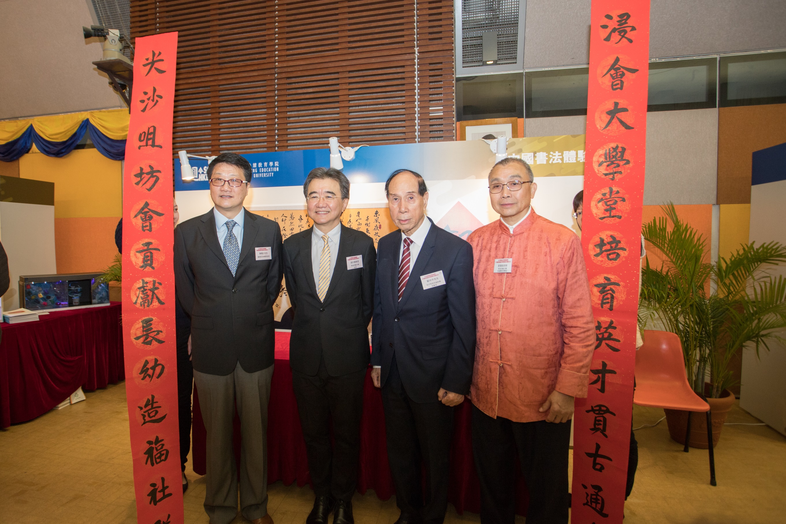 三位主禮嘉賓（左起）署理民政事務局局長陳積志先生、香港浸會大學校長錢大康教授和尖沙咀街坊福利會理事長蘇仲平先生即席揮毫，完成書法對聯作品。