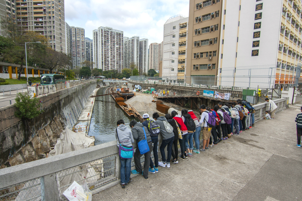 GRMG students were conducting field survey in lower section of Kai Tak River during the pre-training session. [Photo-credit: Ecobus]
