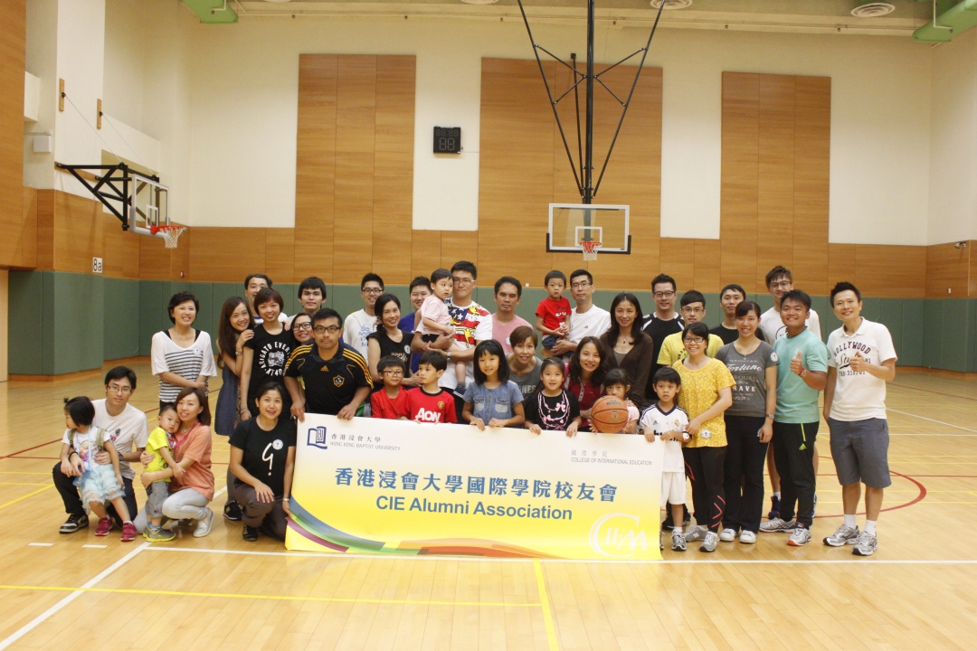 不同年份畢業的校友及教職員參與在石門校園舉行的「校友運動同樂日」。