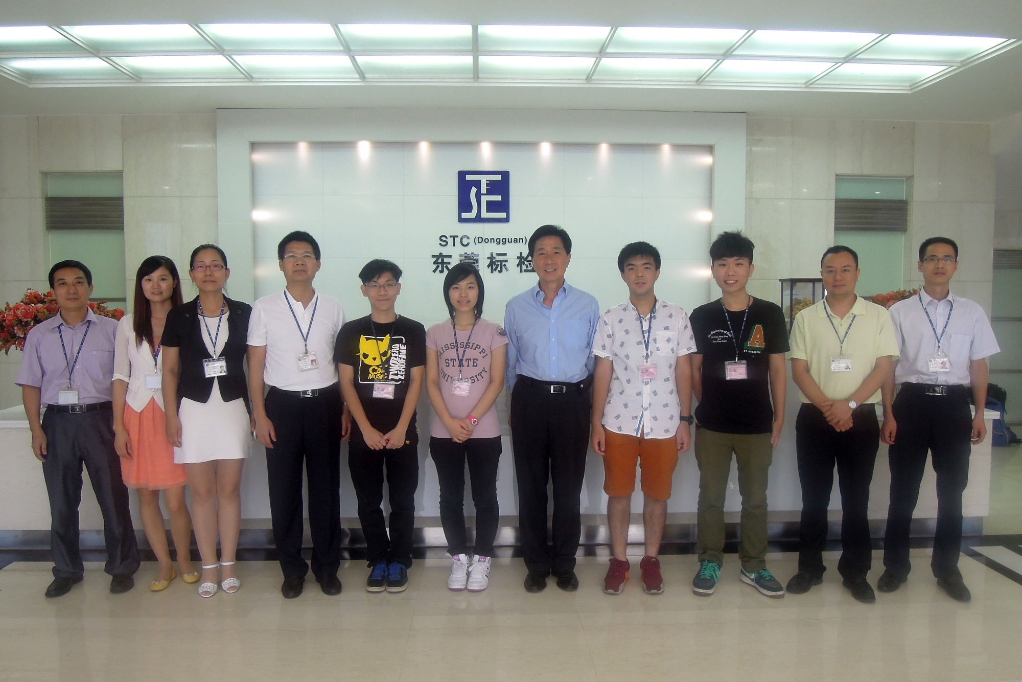 東莞標檢產品檢測有限公司總裁馮立中博士（右五）和公司同事與4位來自「食物安全及環境健康」和「營養與食物管理」專修的實習同學合照。