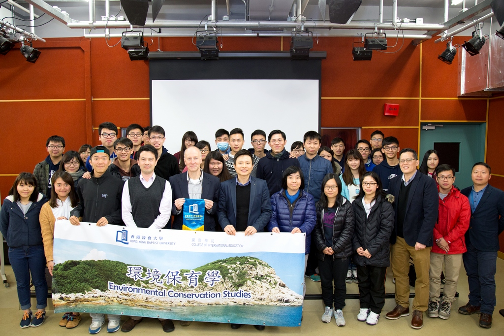 Group photo of Mr. Rob McInnes (5th from the left), Dr. Sam Lau, Director of CIE (6th from the left) and CIE students.