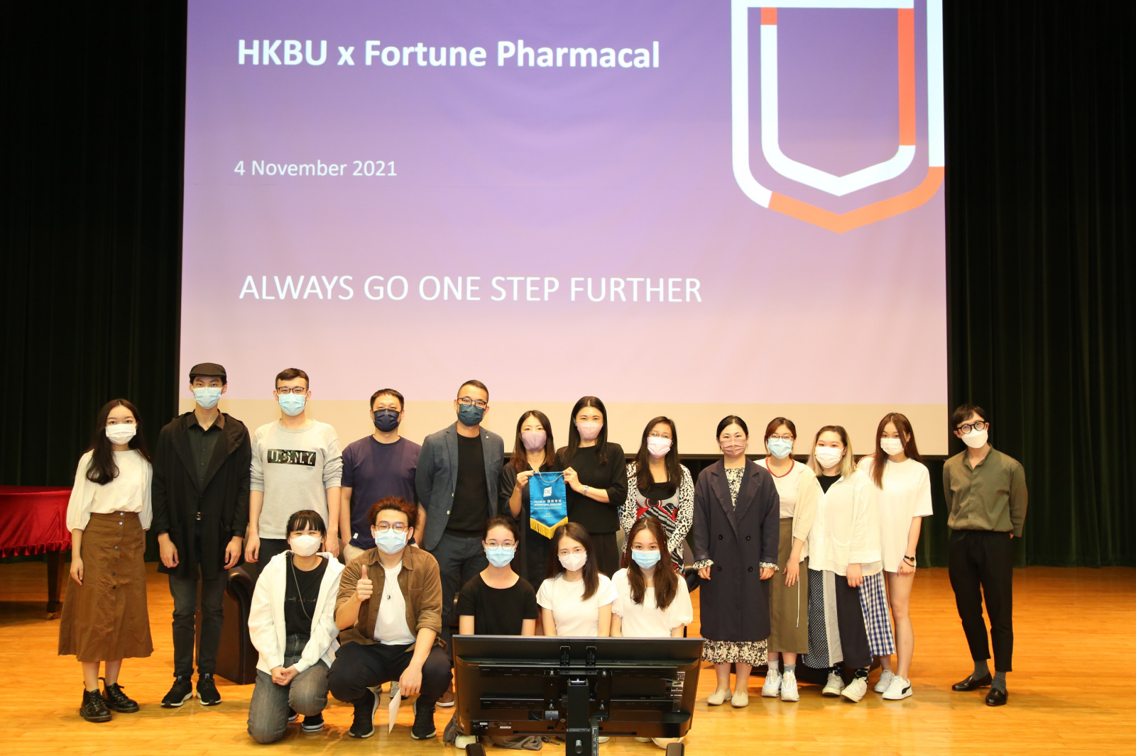 傳理學部講師、傳理學會莊員，幸福醫藥助理總經理（香港）李淑瑩小姐（後排左七）及產品經理梁翠珊小姐（後排左六）合照。
