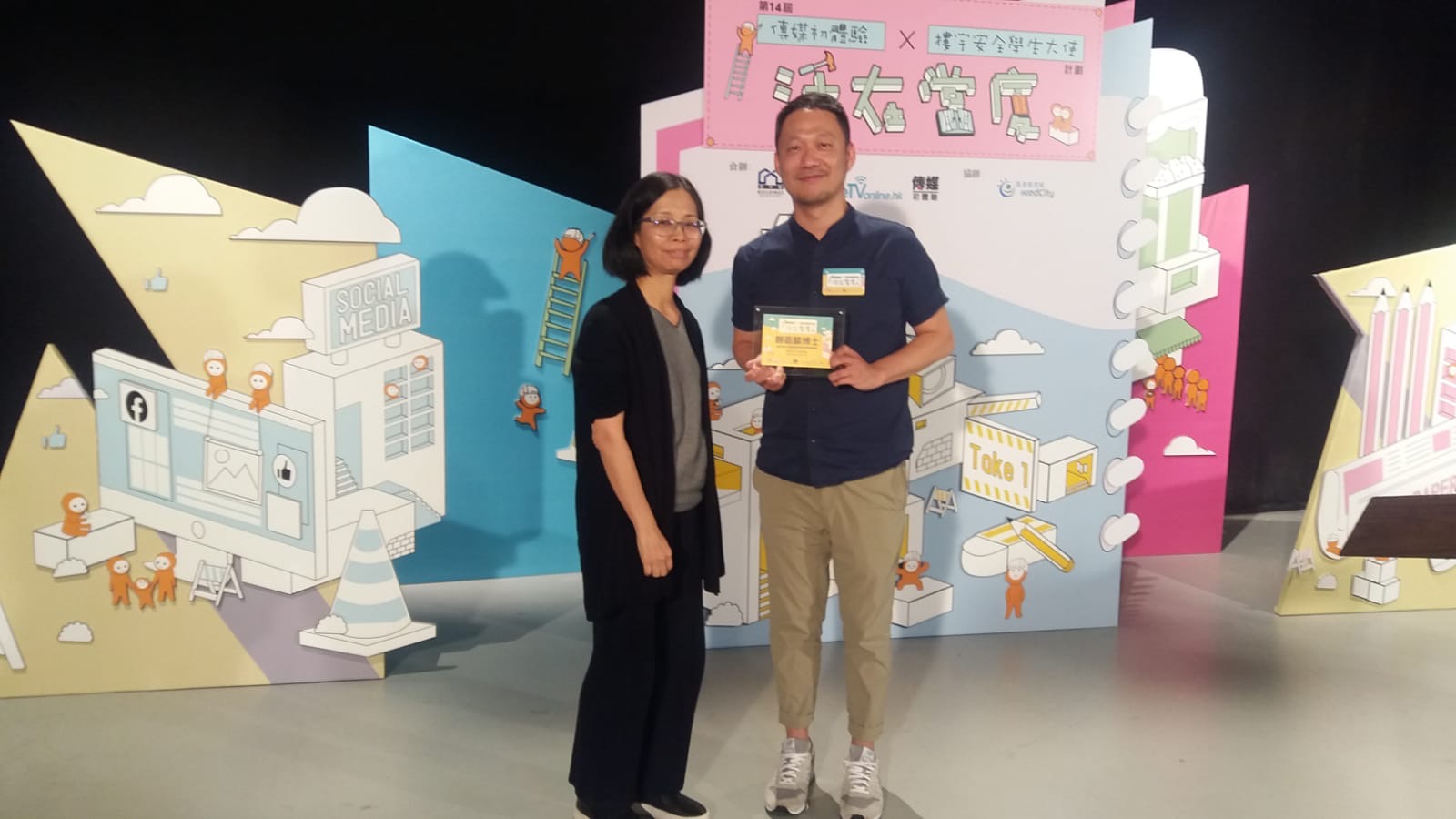 浸會大學國際學院傳理學部主管兼高級講師鄭嘉麟博士日前獲香港電台邀請，主講新聞媒體理論的工作坊。