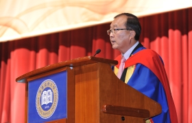 浸大持續教育學院院長黃志漢博士於國際學院副學士課程開學禮上歡迎近1,600名新生加入浸會大學的大家庭。