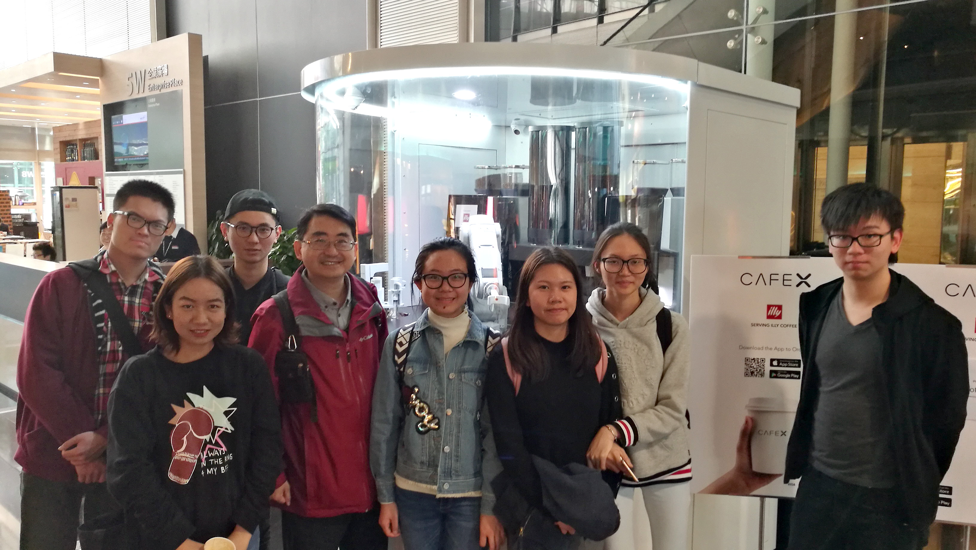 Cafe X Technologies技術員向同學講解機械咖啡師的原型及操作流程。
